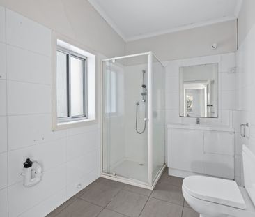 Charming Inner-City Terrace in Prime Burnley Pocket - Photo 4