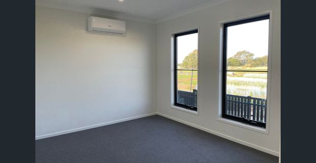 Amazing townhome, 3 bed, 2 living! - Photo 1