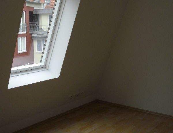 Gemütliche Dachgeschosswohnung im Damenviertel mit Balkon - Photo 1