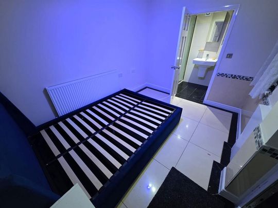 1 bedroom in a house share to rent - Photo 1