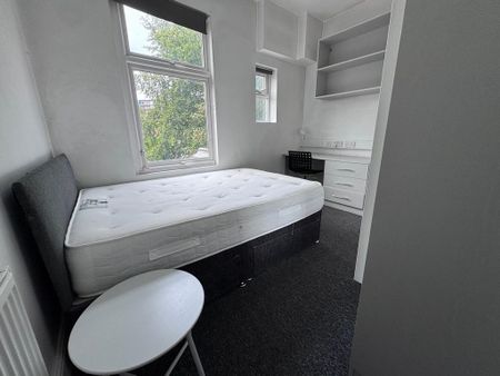 4 bedroom terraced house to rent - Photo 5