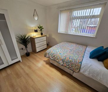 1 bedroom in a house share to rent - Photo 2