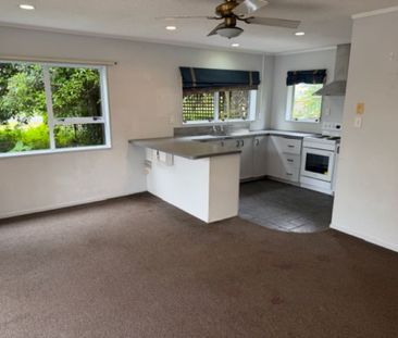 A Real Honey in the Heart of Waiuku - Photo 4