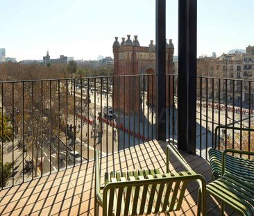 Piso de dos dormitorios en alquiler temporal y con piscina comunitaria en la azotea, Barcelona - Photo 1