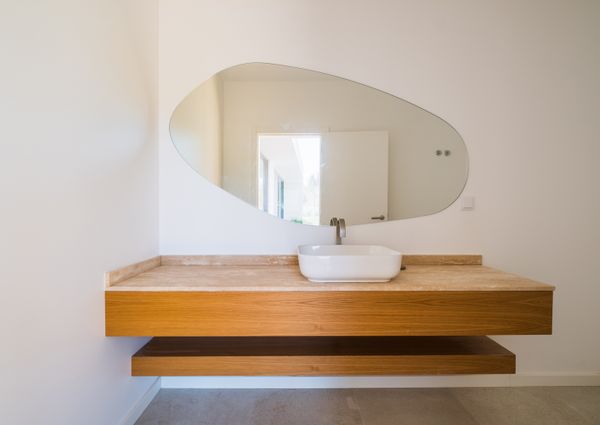 Moradia T6 de arquitetura moderna inserida no Golfe de Oeiras