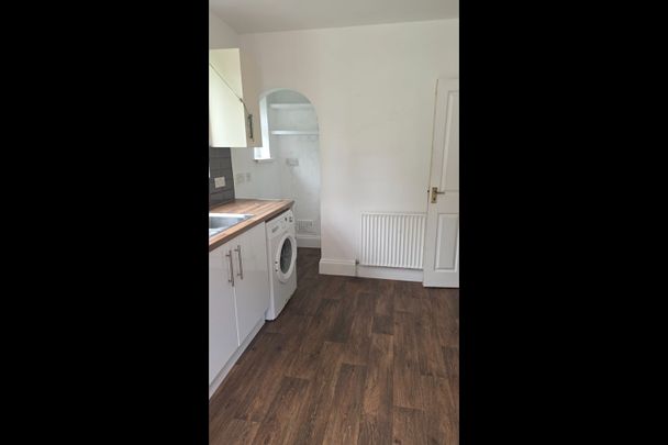 2 Bed Flat, Fishpond Drive, NG7 - Photo 1