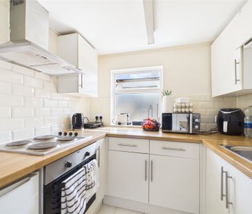 2 bedroom Flat in Queen Street, Berkshire - Photo 3