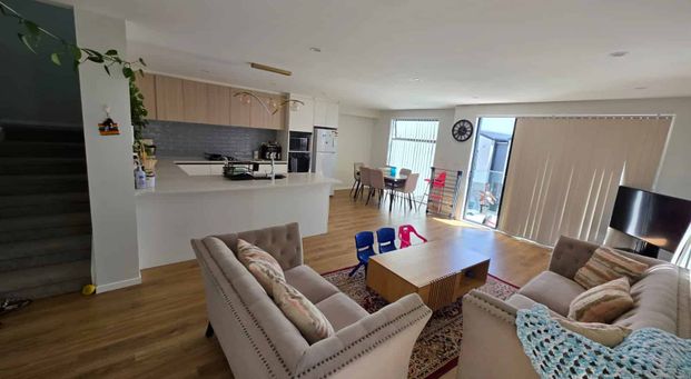 Charming, Spacious Family Living in a Sun-Filled Setting - Photo 1