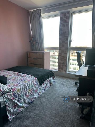1 bedroom in a flat share to rent - Photo 3