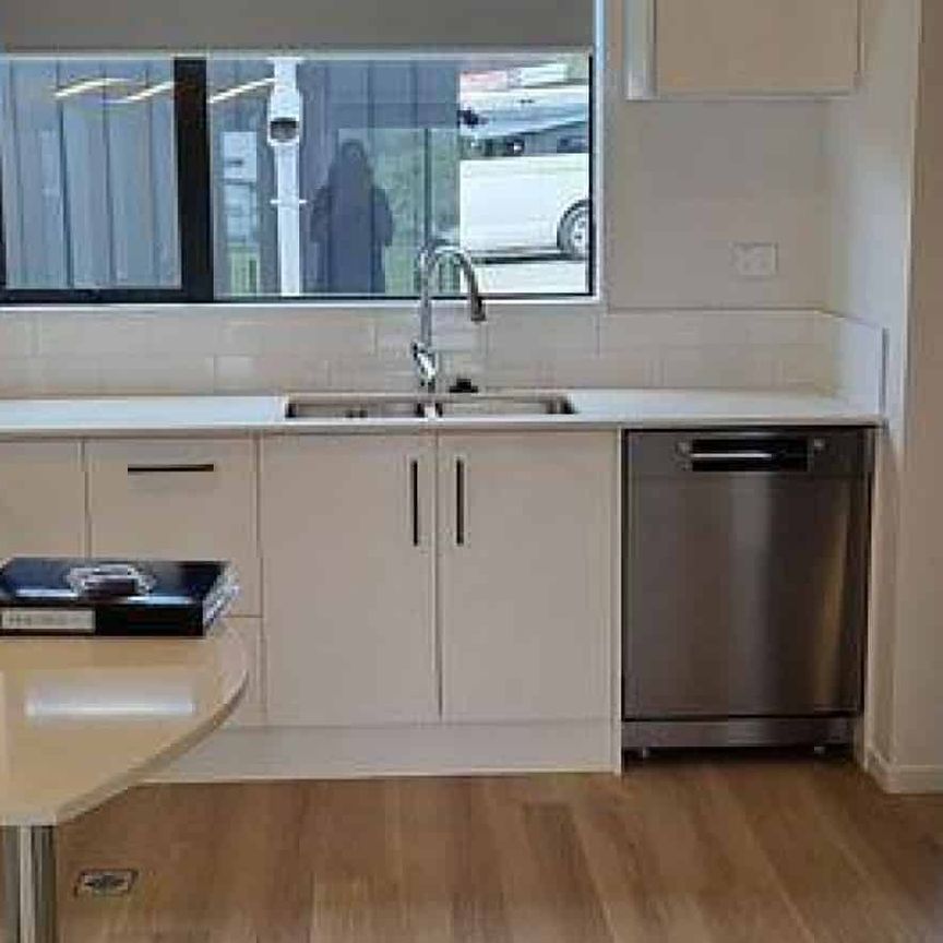 Modern 3-Bedroom Townhouse Backing onto Park - Available Immediately! - Photo 1