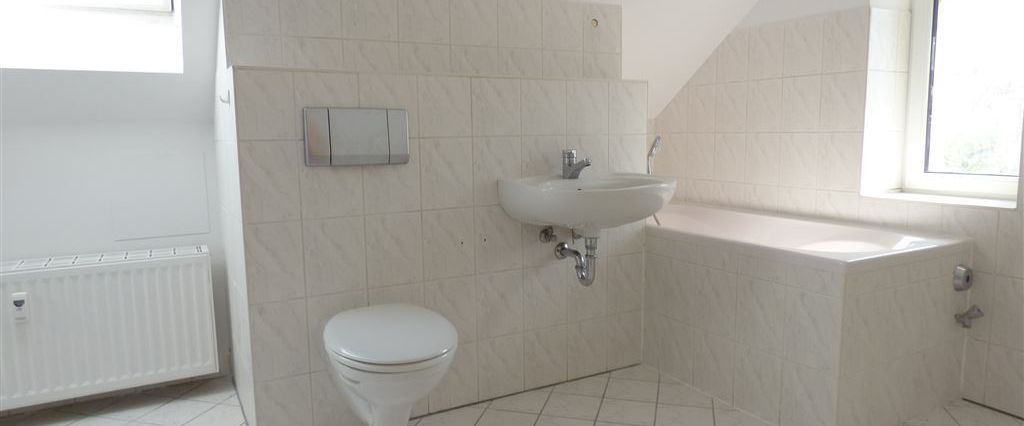 Ideal für Singles, junge Paare! Tolle 2-Raum Whg im DG. Bad m. Fenster, Wanne und Dusche! - Foto 1