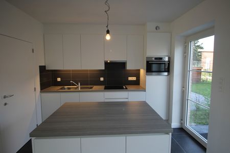 Energiezuinige nieuwbouwwoning met 3 slaapkamers, terras, 2 ondergrondse autostaanplaatsen en kelderberging. - Photo 4