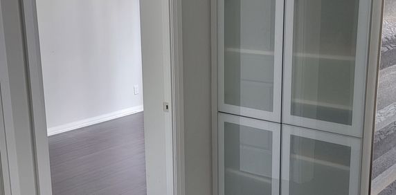 Large 1+1(2nd bedroom) Unit with Parking and Locker - Photo 2