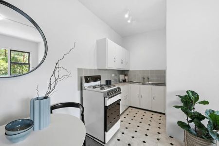 Charming One Bedroom Apartment Close to Everything - Photo 4