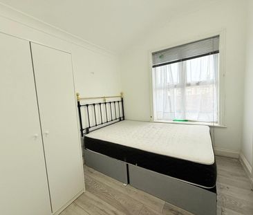 Medium size bedroom close to ilford station £750 pcm - Photo 3