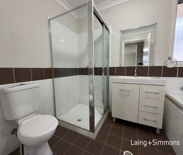 Free standing 4 bedroom townhouse close to everyday amenities - Photo 6
