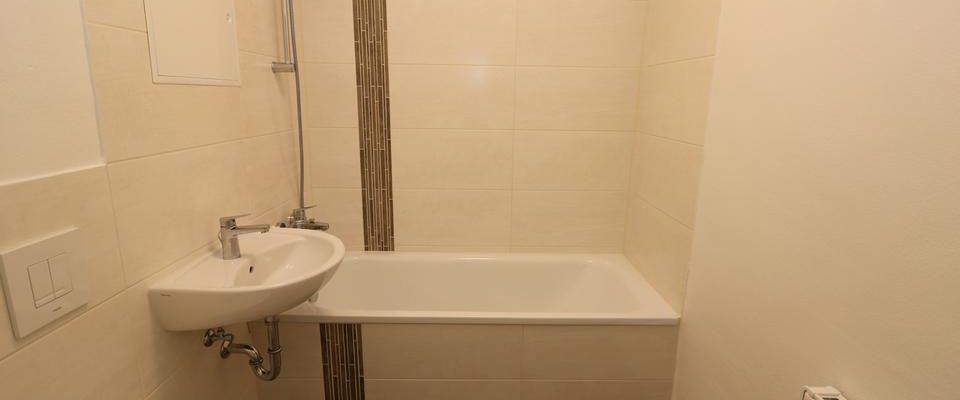 Kinderlachen willkommen...sanierte 4-Raum-Familienwohnung mit modernem Wannenbad!!! - Photo 1