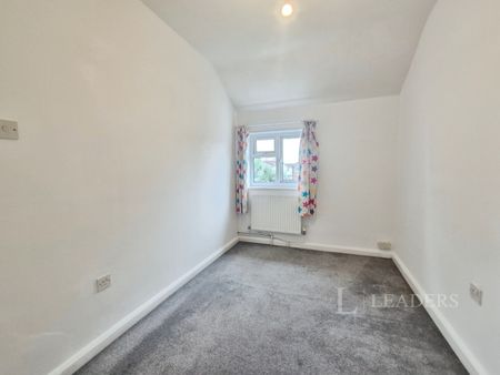 2 bedroom mid-terrace to rent West Avenue, Chelmsford - Photo 4