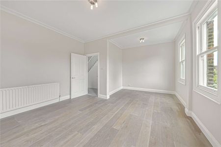 Two bedroom splits level apartment refurbished throughout. - Photo 4