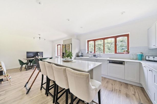 5 bedroom detached house to rent - Photo 1