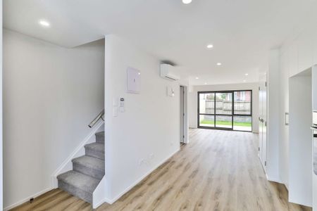 MODERN TOWNHOUSE - TE ATATU SOUTH - Photo 3