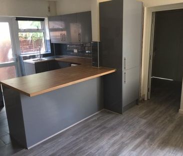 4 bedroom semi-detached house to rent - Photo 3