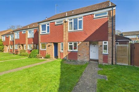 The Larches, Woking, Surrey, GU21 - Photo 4