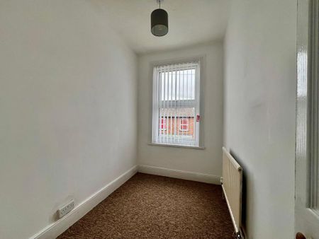 4 bedroom semi-detached house to rent - Photo 5