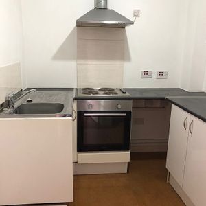 £875 PCM, Two Bedroom Second Floor Flat in Custom House, Dock View Road, Barry, Vale of Glamorgan, CF63 4AE - Photo 2