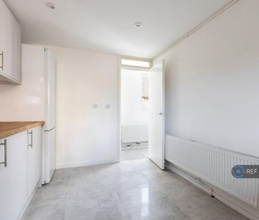 3 bedroom flat to rent - Photo 6