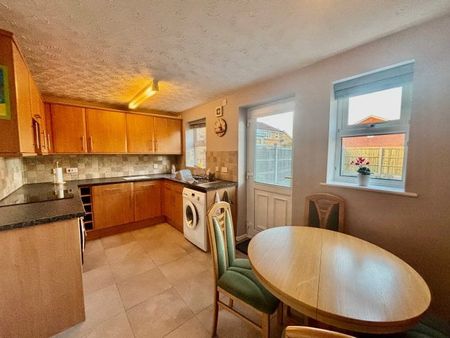 Larkspur Drive, Evesham, WR11 - Photo 3