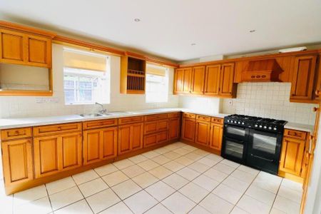 1 bedroom in a house share to rent - Photo 3