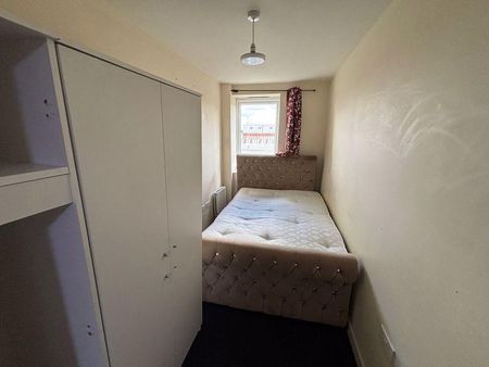 2 bedroom flat to rent - Photo 2