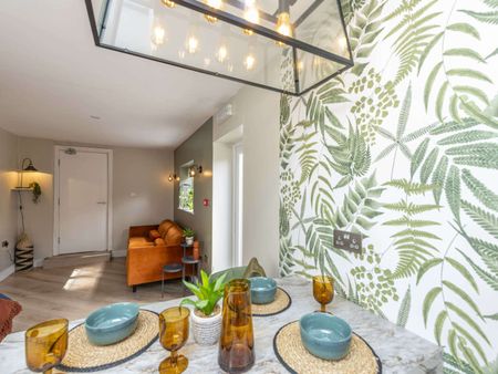 UK Award Winning, exceptionally high standard, design-led, immaculate, quiet but friendly & sociable shared home in prime location, close to Chester City Centre, transport, good shops and leisure. Room 5 - Photo 4