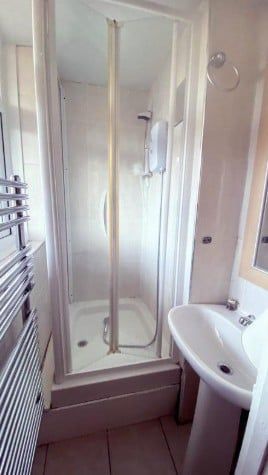 Room in a Shared Flat, Frensham Drive, SW15 - Photo 4