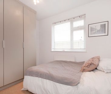 2 bedroom FlatApartment to rent in Jessamine Road, London - Photo 2
