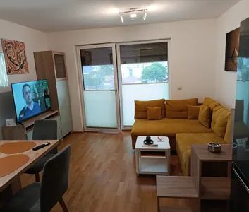 Vollmöblierte 2 Zimmerwohnung + Balkon, Kellerabteil, Neubau, 1 Garagenplatz in der hauseigenen Garage inkludiert - Foto 1