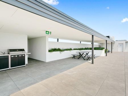 Luxury One Bedroom Apartment - Photo 3