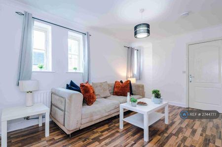 4 bedroom semi-detached house to rent - Photo 2