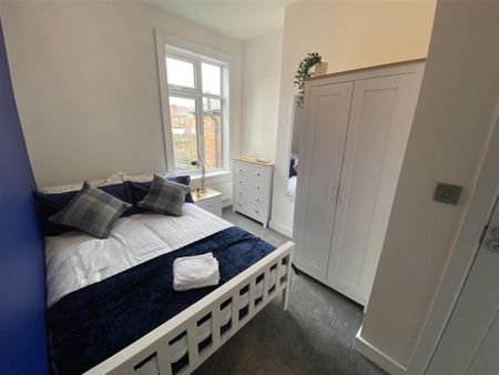 1 bedroom in a house share to rent - Photo 4