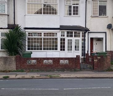 3 Bed Terraced House, High St South, E6 - Photo 1