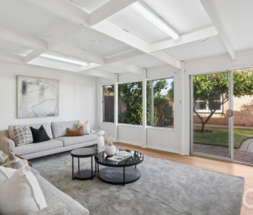 Open the door to timeless charm & flexible family living - Photo 4