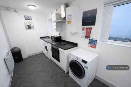 1 bedroom in a house share to rent - Photo 3