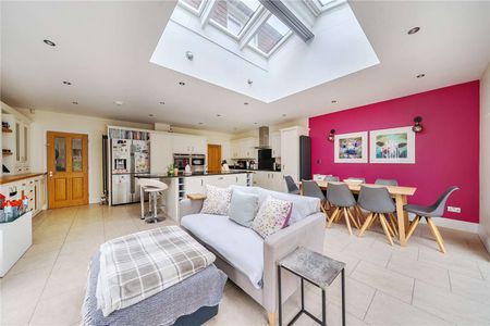 A well-proportioned and immaculately presented family home set within a popular location. - Photo 5