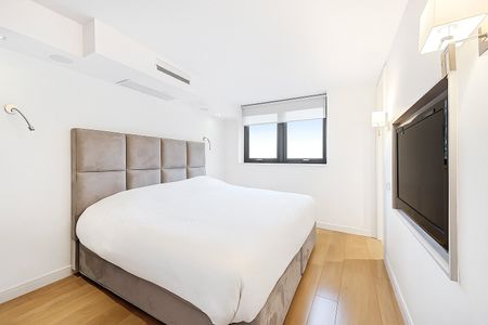 A bright fourth floor apartment with Balcony in Belgravia. - Photo 4