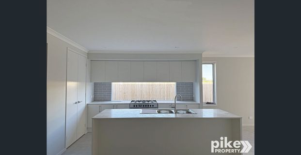 Kinma Valley Family Home - Multiple Living Spaces - Photo 1