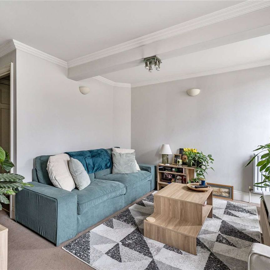 A charming one bedroom apartment in a period building. - Please Note: No Parking - Photo 1