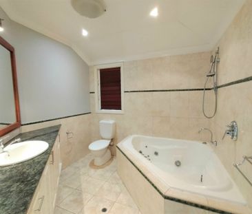 UPPER UNIT OF QUEENSLANDER - Photo 2