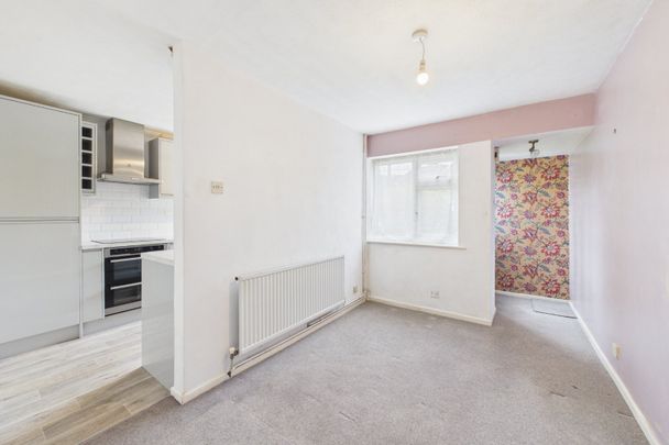 3 bedroom House in Pinewood Park, Farnborough - Photo 1