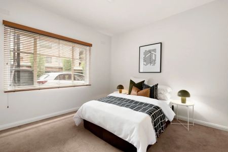 North Facing, Spacious Art Deco – Ground Floor - Photo 5